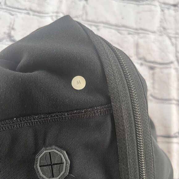 Lululemon Mens Black Full Zip Lightweight Jacket Size M Pockets Logo - Picture 3 of 5